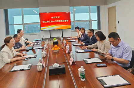 松江区司法局、律工委赴赢火虫律所调研科技产品应用